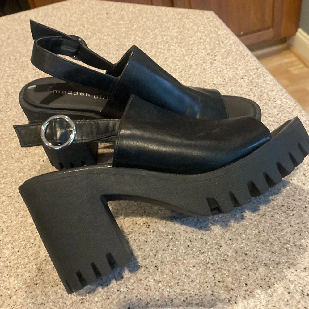 MADDEN GIRL Women's Sunnyside Lug Sole Sandal in Black, Size 8